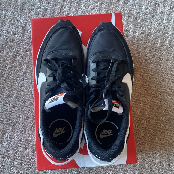 Nike Women’s Waffle Debut Size 9.5 - Picture 3 of 6